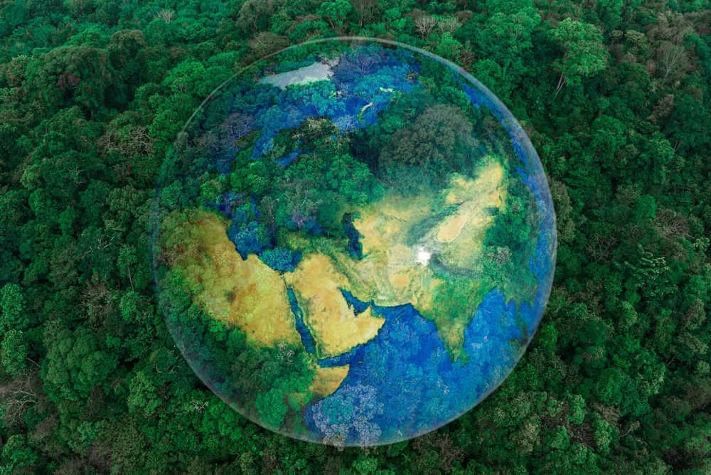 Imagem gerada por IA mesclando o Planeta Terra com vegetação.