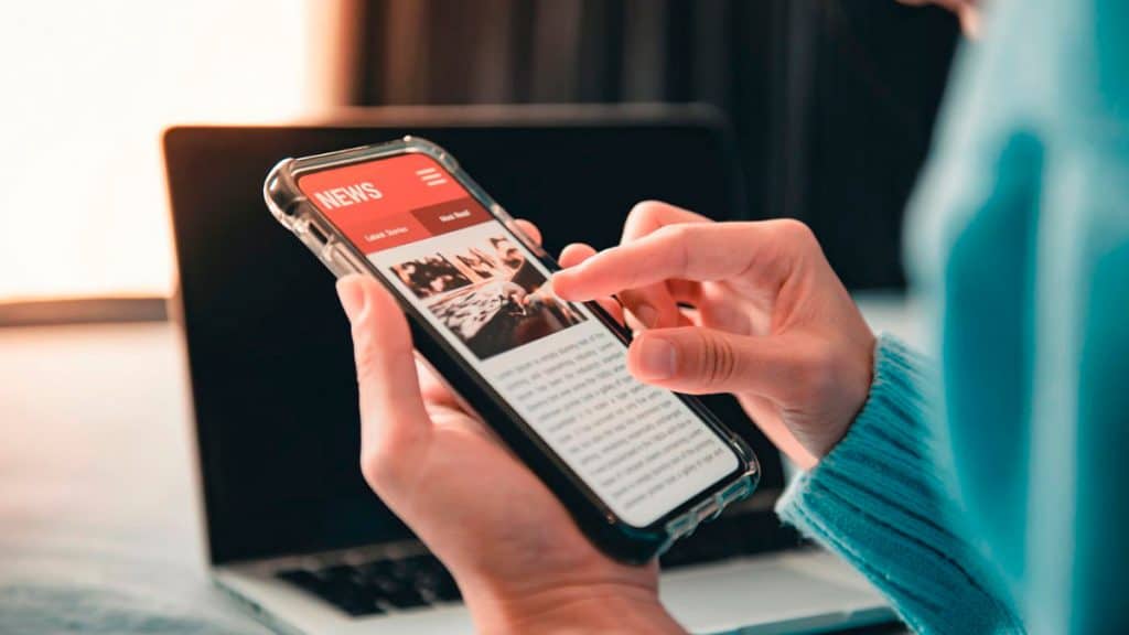 Pessoa lendo notícia num celular