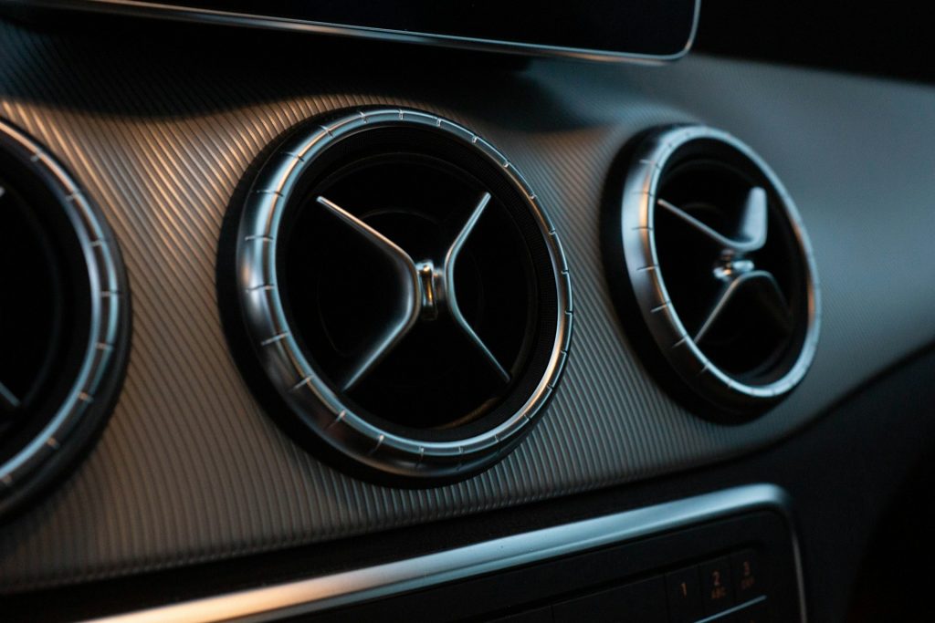 imagem mostra um close up de um ar-condicionado de carro