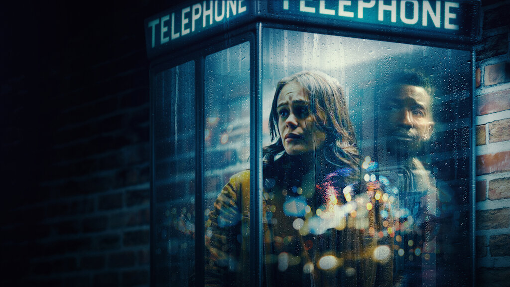 Arte promocional da série "Archive 81" (2022), da Netflix. Um ambiente sombrio e misterioso, com tons escuros e uma atmosfera intrigante, transmitindo uma sensação de suspense e tensão.