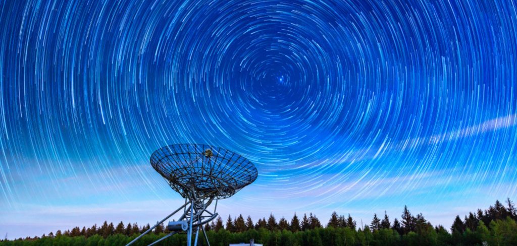 Imagem mosra radar varrendo espaço.