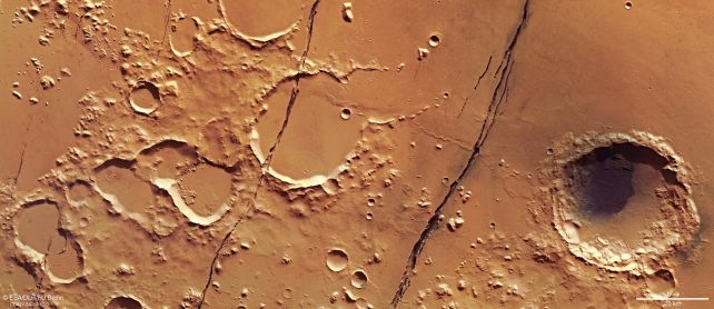 Imagem de Cerberus Fossae tirada em 2018 pelo orbitador Mars Express