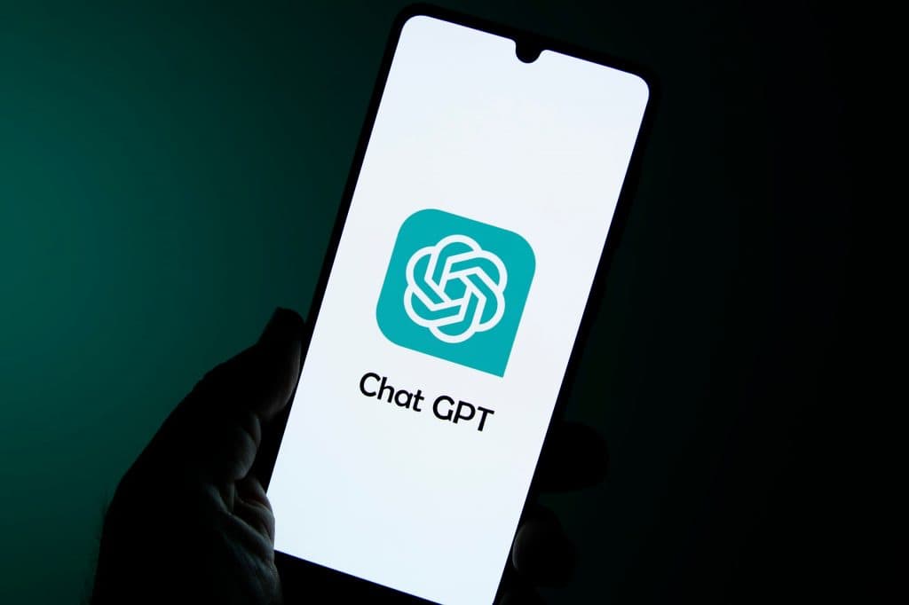 Logo do ChatGPT em um smartphone segurado por uma pessoa