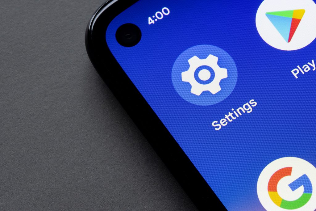 Ícone das Configurações do Android na tela de um smartphone