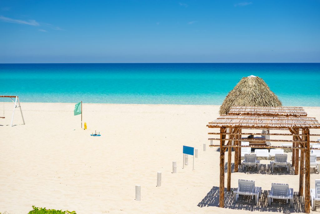 Espreguiçadeiras na costa de Cuba