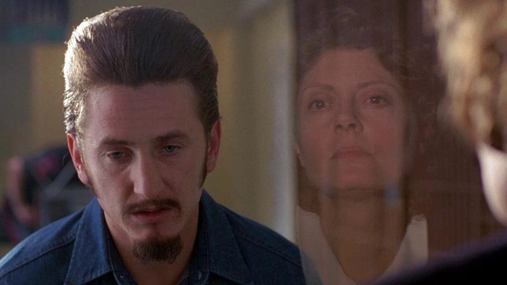 imagem mostra um homem pensativo, sentado