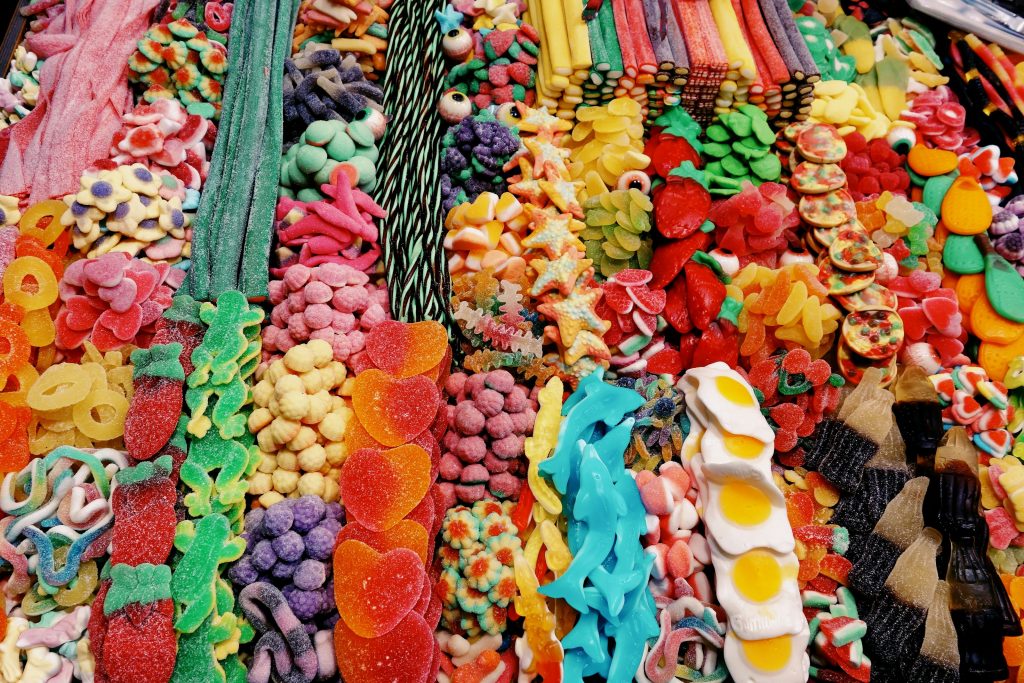 Imagem mostra vários doces industrializados