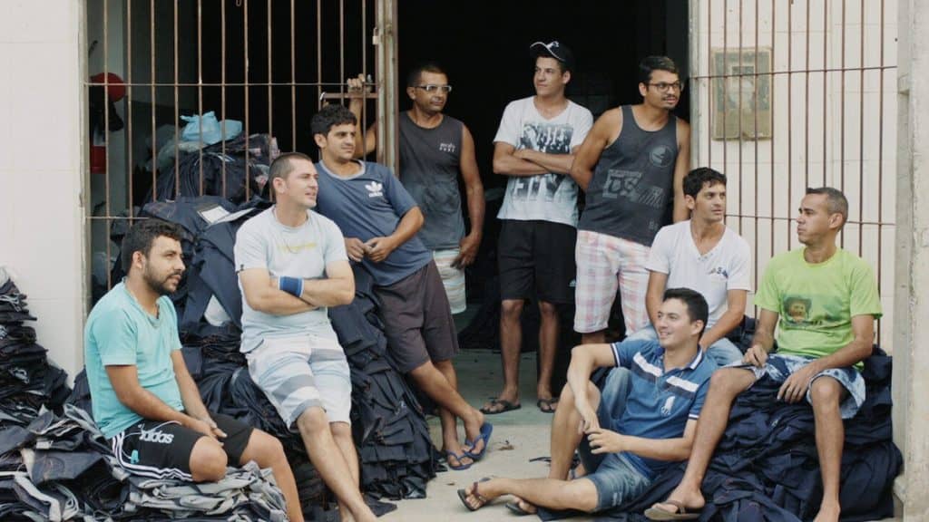 pessoas em frente a um portão