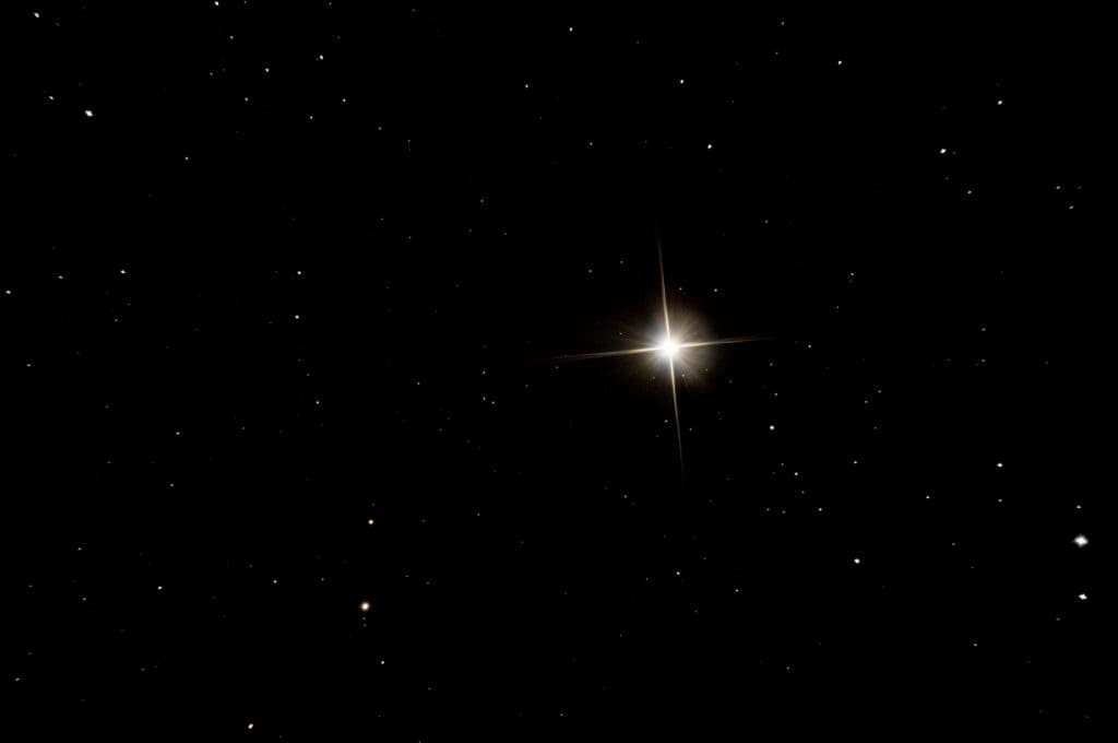 Foto da Estrela Polar no céu noturno