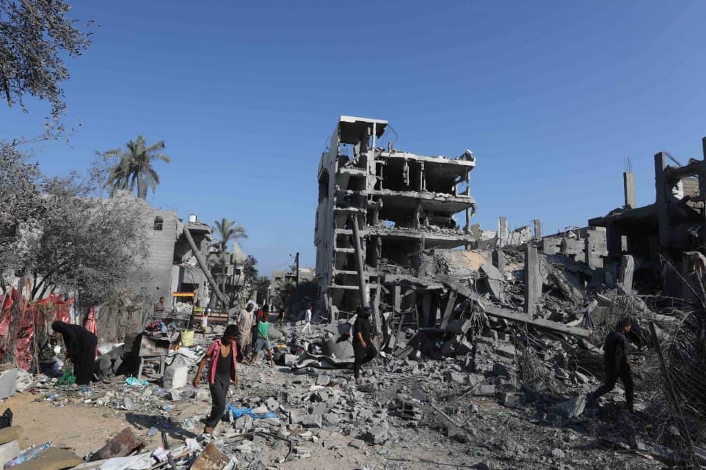 Palestinos inspecionam suas casas destruídas, após um ataque aéreo israelense, em meio a intensos combates entre Israel e o Hamas, no centro da Faixa de Gaza, em 7 de agosto de 2024.