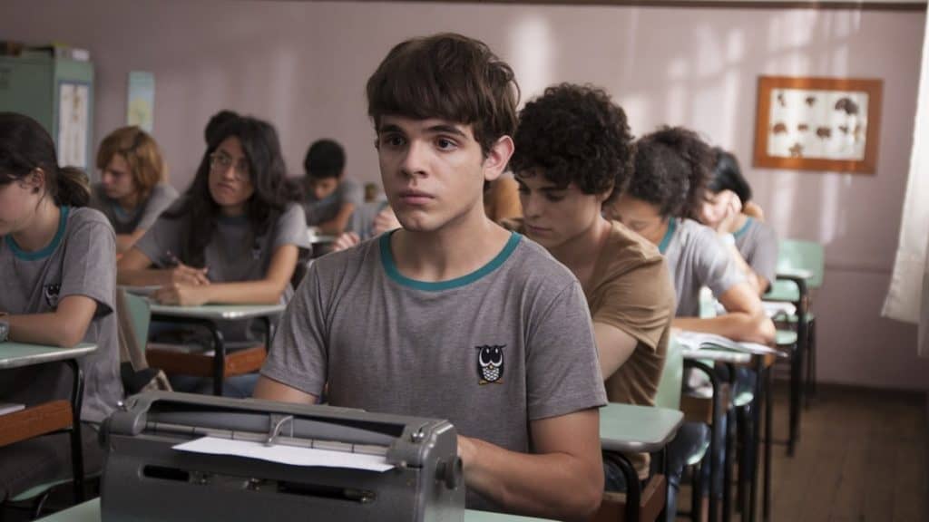imagem mostra o personagem Leonardo do filme "Hoje Eu Quero Voltar Sozinho" numa sala de aula