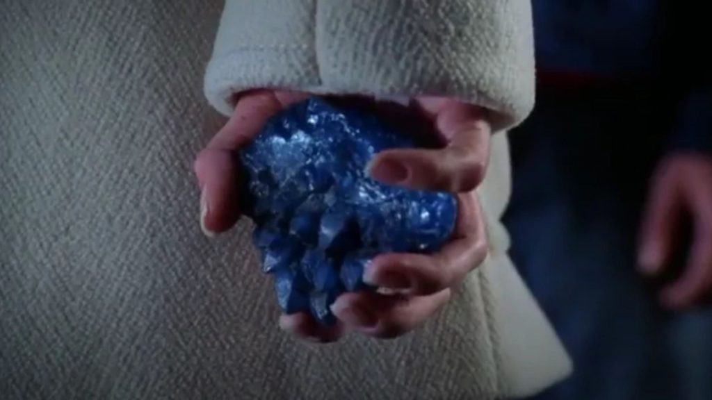 cena de uma kryptonita azul em smallville