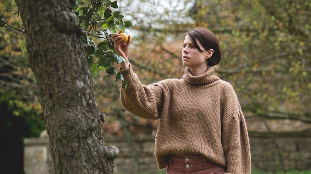 imagem mostra uma mulher próxima a uma árvore. trecho do filme MEN