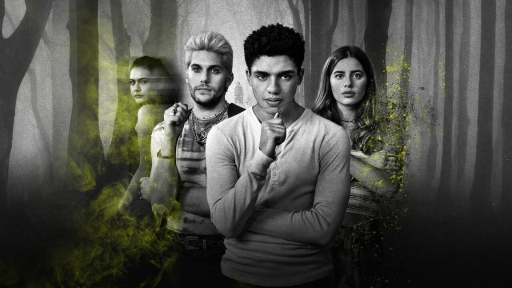 Imagem promocional da série 'O Filho Bastardo do Diabo'. Quatro personagens aparecem em destaque, em um cenário sombrio de floresta, com tons preto e branco e efeitos de fumaça e partículas verdes, sugerindo um ambiente místico e sobrenatural.