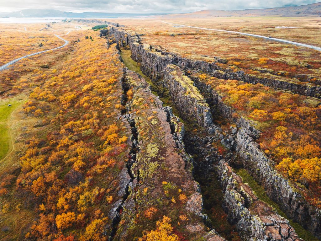 Cânion localizado no Parque Nacional de Thingvellir, na Islândia, onde está a fissura de Silfra, na qual se separam as placas tectônicas da América do Norte e da Eurásia