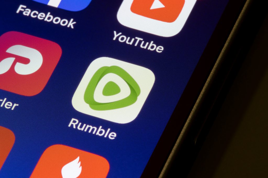 Logo do app do Rumble em destaque na tela de um smartphone