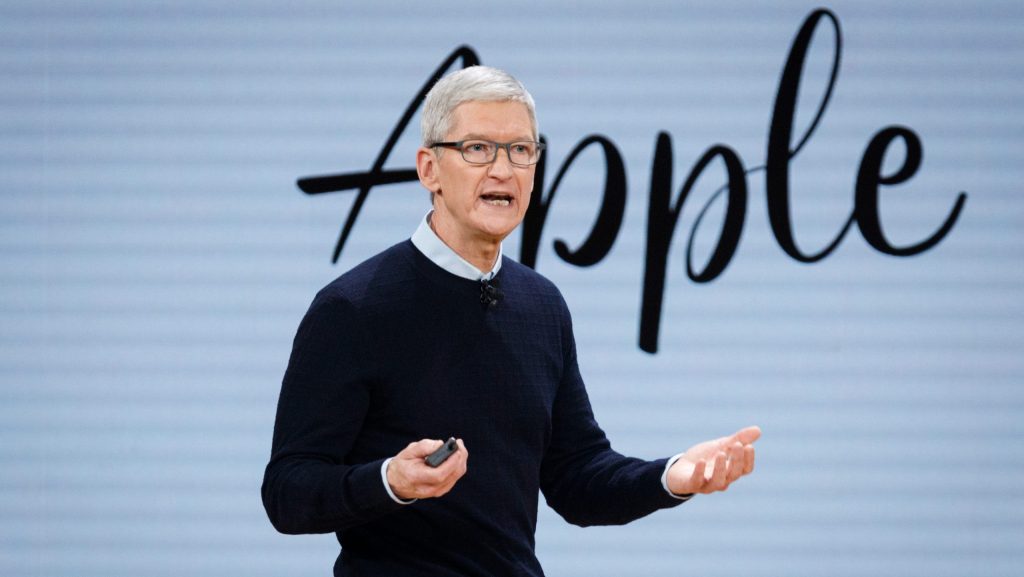 CEO da Apple, Tim Cook, falando durante evento
