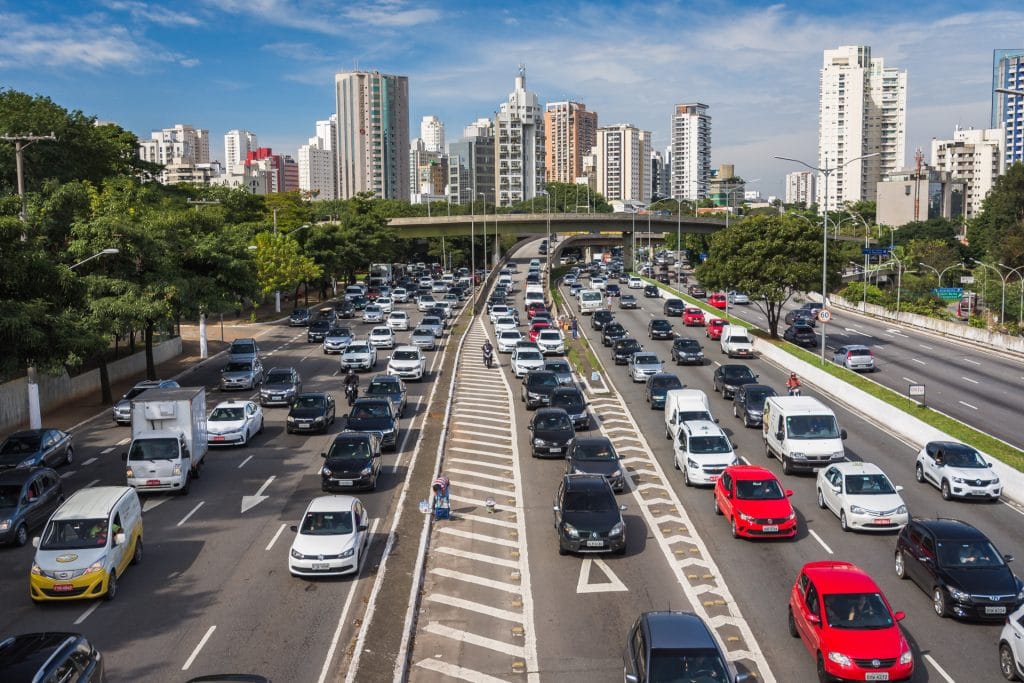 Imagem do trânsito em São Paulo, representando carros no Brasil