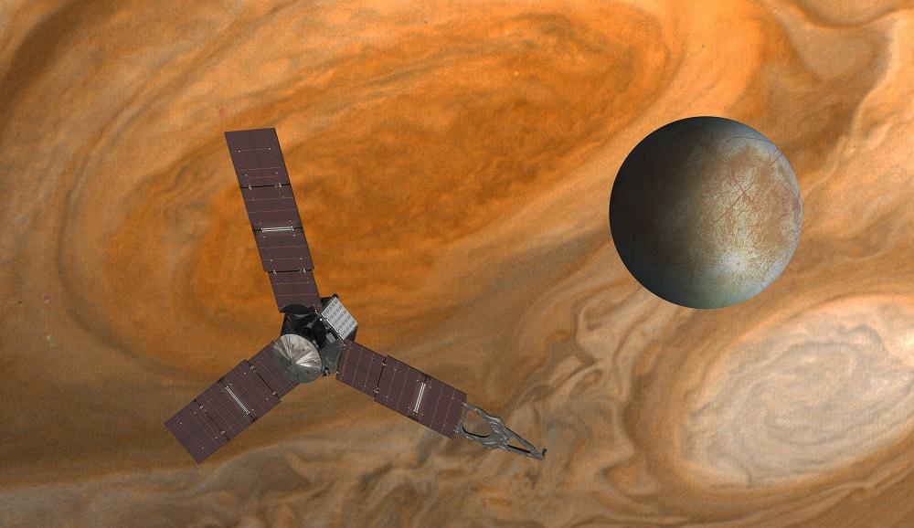 Ilustração artística mostra sonda Juno, da NASA, em um voo próximo à lua Europa, de Júpiter