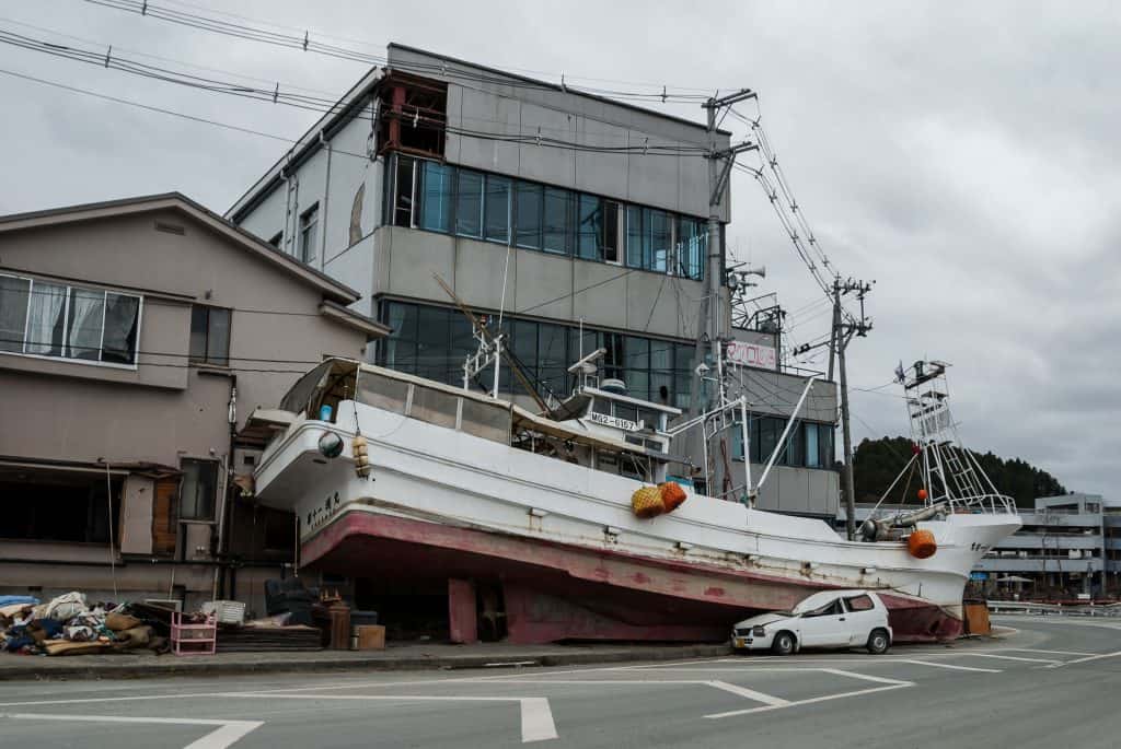 O Grande Terremoto e Tsunami do Leste do Japão de 2011. Navio pesqueiro em terra após o grande tsunami no porto de Kesennuma.