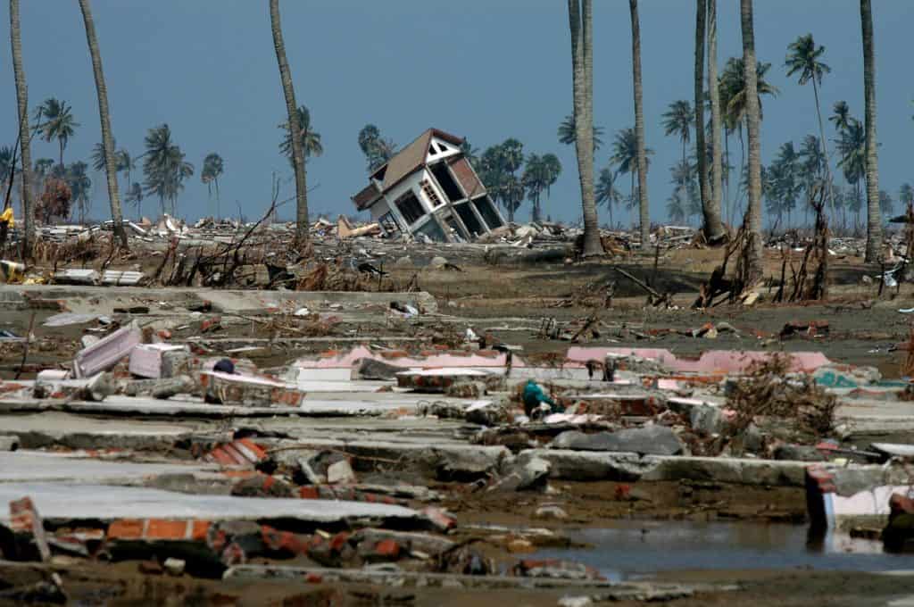 Banda Aceh, Aceh, Indonésia - 31 de dezembro de 2004: O terremoto e o tsunami no Oceano Índico destruíram a cidade de Banda Aceh em 26 de dezembro de 2004