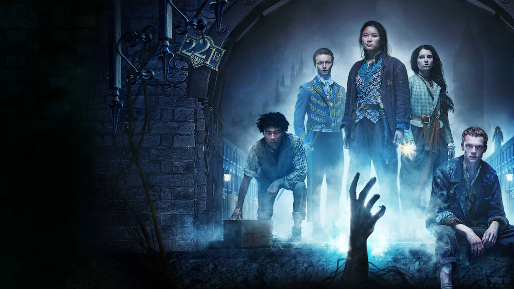 Arte promocional da série "The Irregulars" (2021), da Netflix. Um grupo de jovens vestidos com trajes vitorianos está sob um arco sombrio com o número 221B, referência ao endereço de Sherlock Holmes. A cena tem tons azulados e uma mão espectral surge do chão, criando uma atmosfera de mistério e sobrenatural.