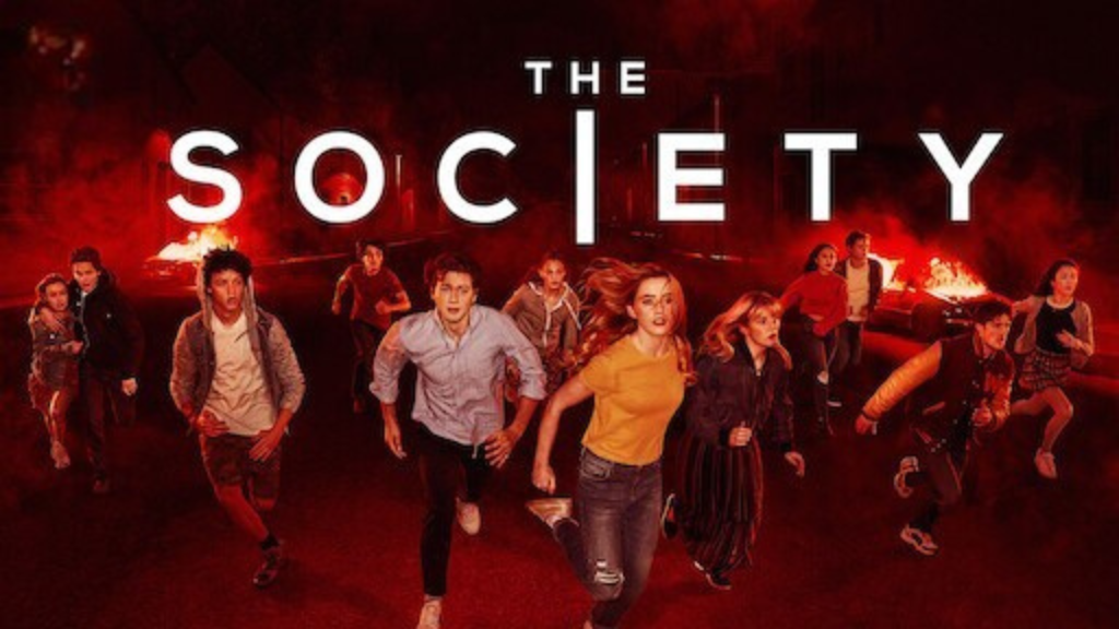 Arte promocional da série "The Society" (2019), da Netflix. A imagem mostra um grupo de jovens correndo em uma rua escura, com expressões de medo e tensão. Atrás deles, um carro está em chamas, iluminando a cena com um tom avermelhado. O título "The Society" aparece no topo da imagem.