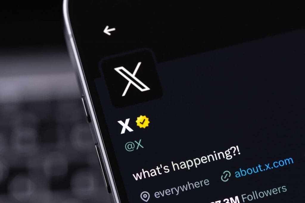 Página do X na plataforma sendo mostrada em um smartphone