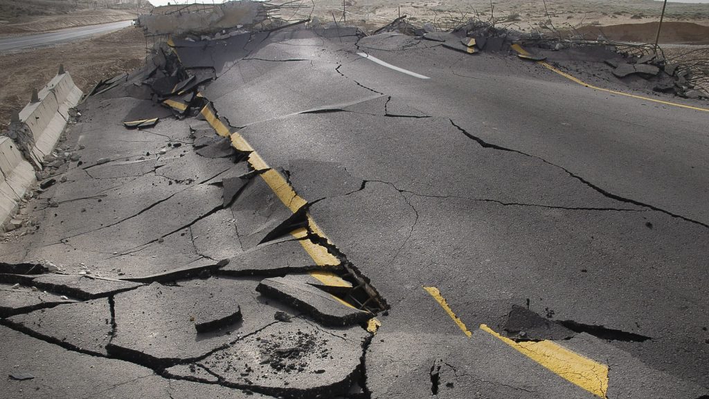 Afalto destruido por terremoto
