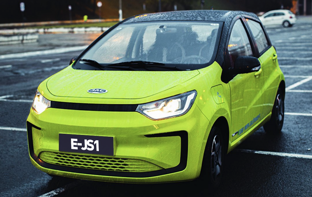 JAC E-JS1 carro verde/amarelo eletrificado estacionado