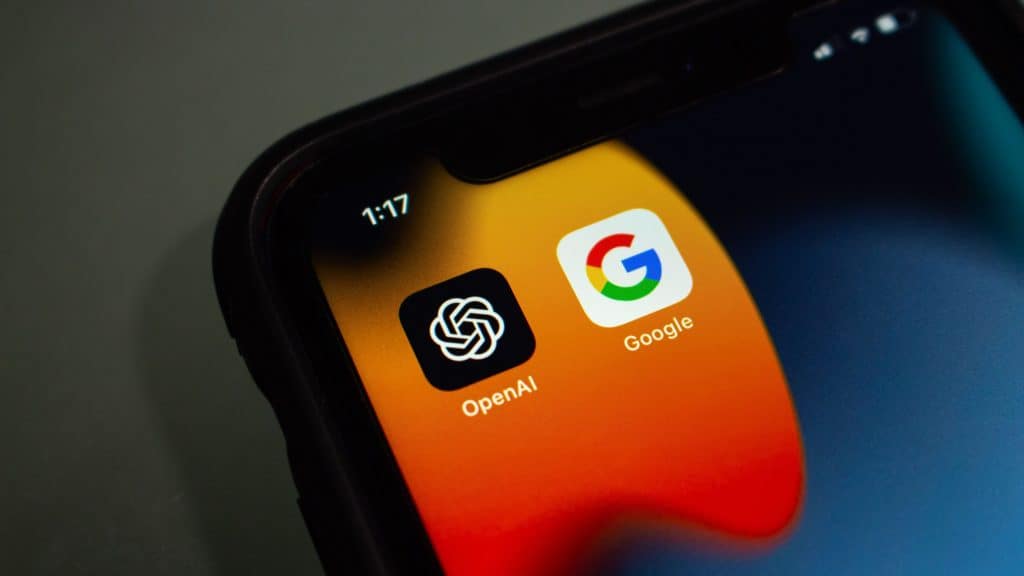 Um celular com os apps do ChatGPT e do Google