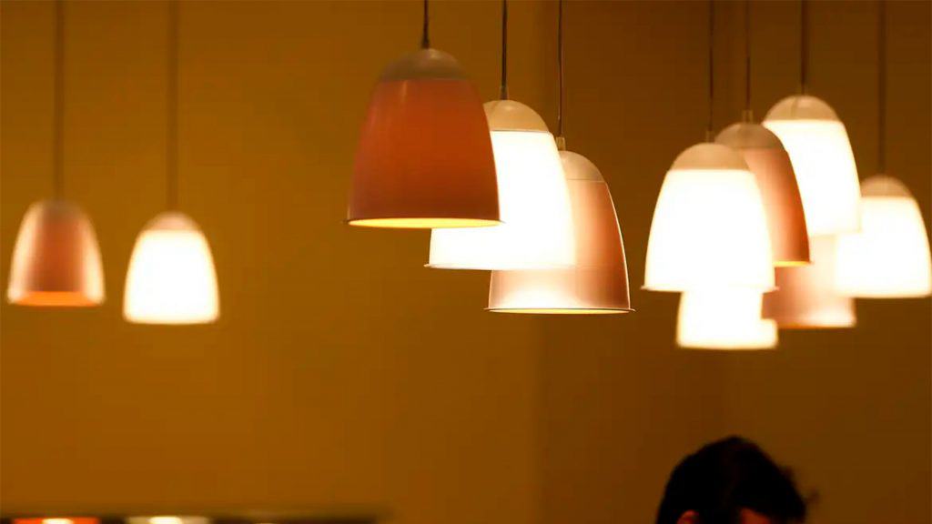 Diversas lâmpadas acesas em restaurante