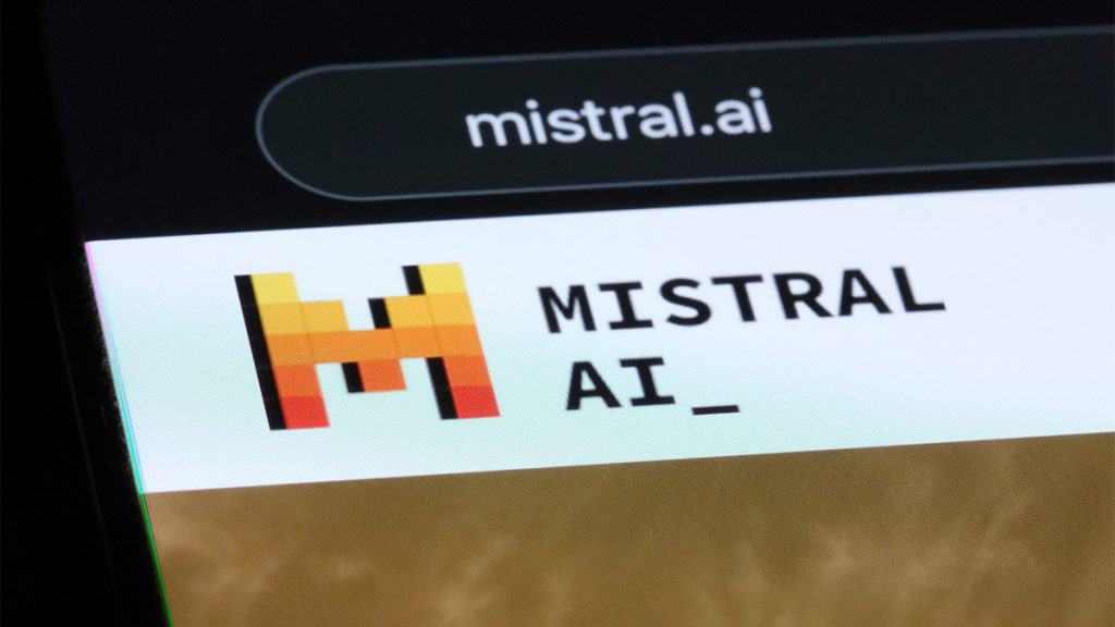 Close no logotipo da Mistral AI na homepage da empresa, que atingiu status de unicórnio