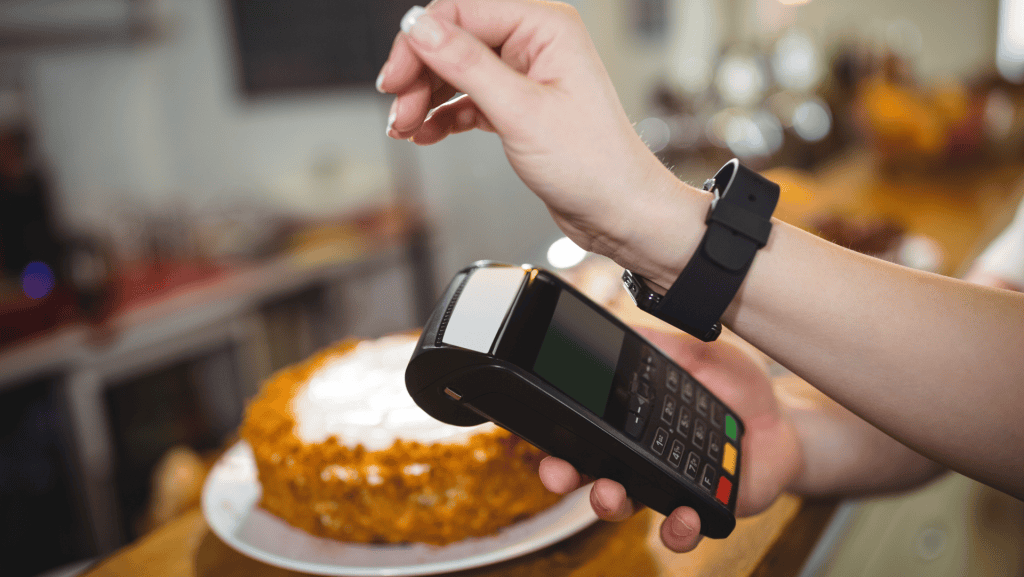 pagamento por aproximação com um smartwatch