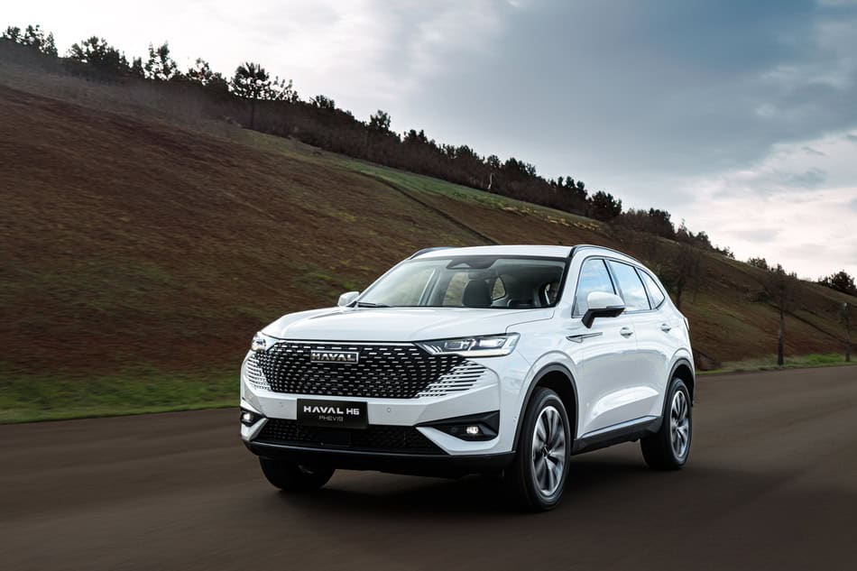 Foto do Haval H6 PHEV19 carro chinês eletrificando rodando na estrada