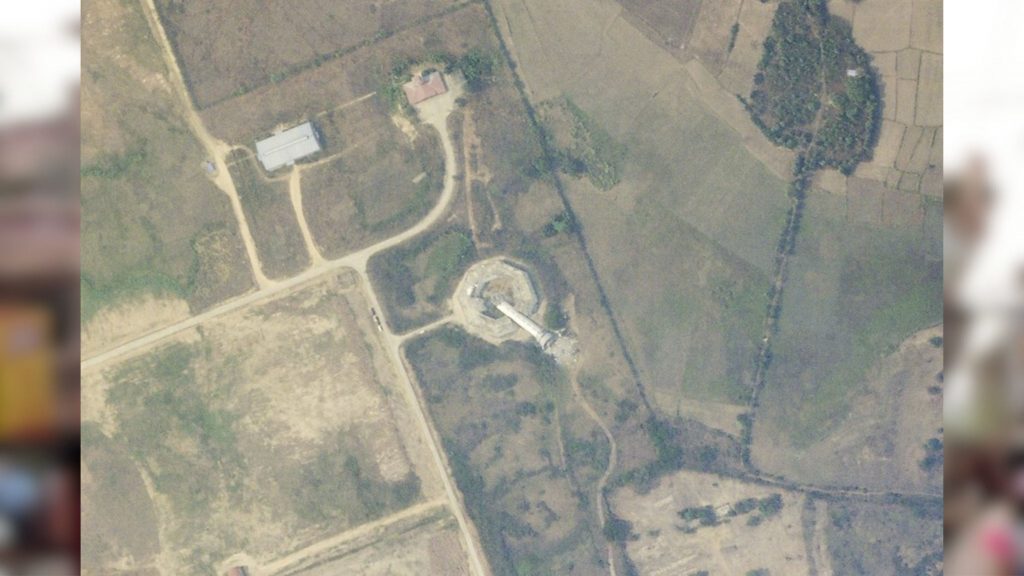 Imagem de satélite de torre de controle de aeroporto tombada por conta de terremoto em Mianmar