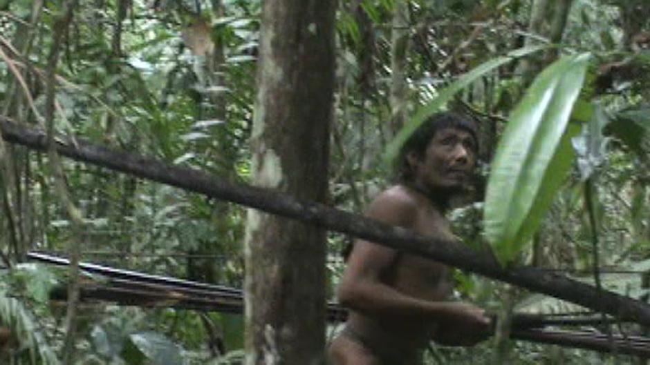 Um membro do povo Kawahiva gravado peça Survival International.