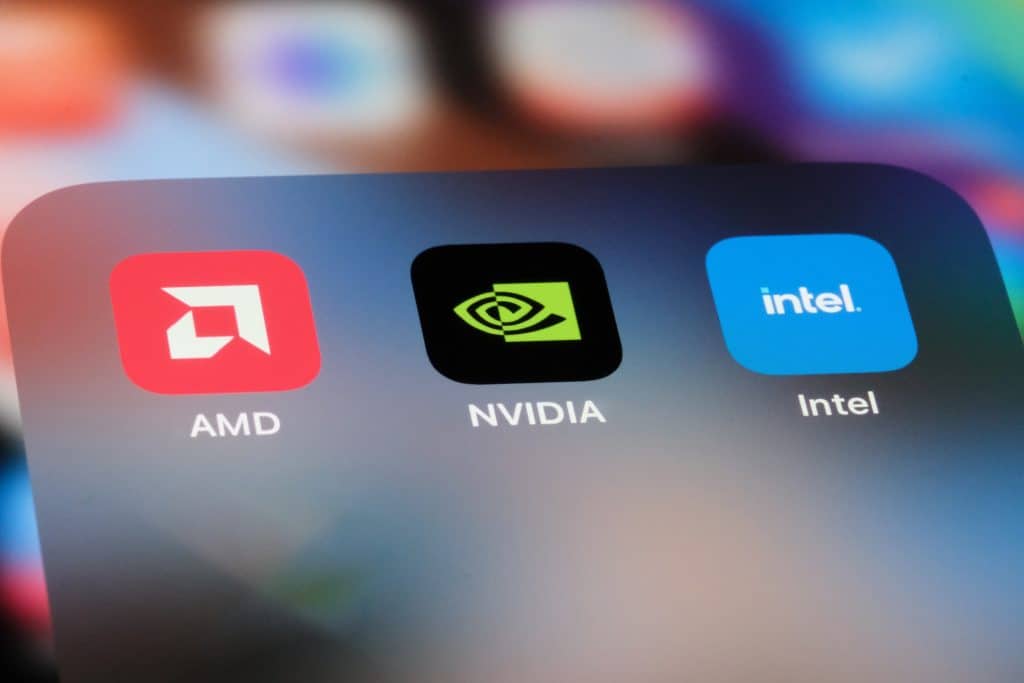 Logos de AMD, Nvidia e Intel lado a lado na tela de um smartphone