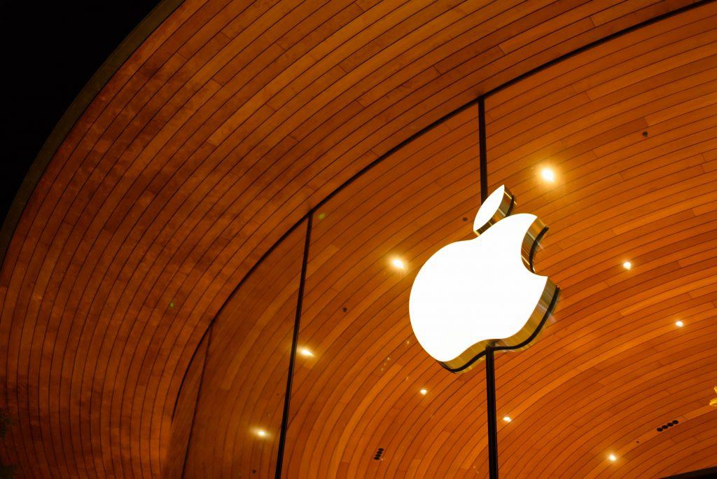 Logo da Apple na fachada de uma loja da empresa
