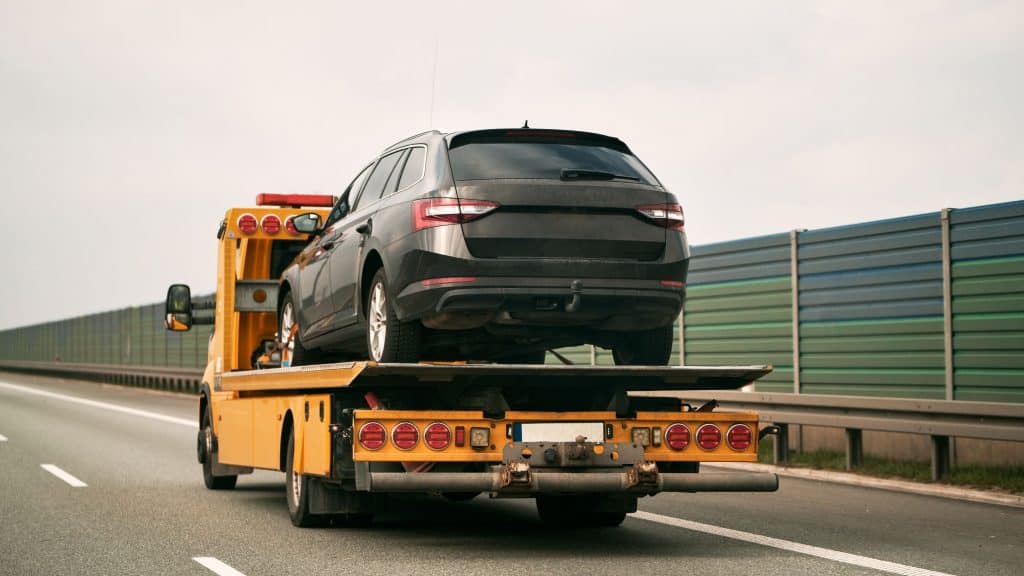 Carro em um reboque plataforma