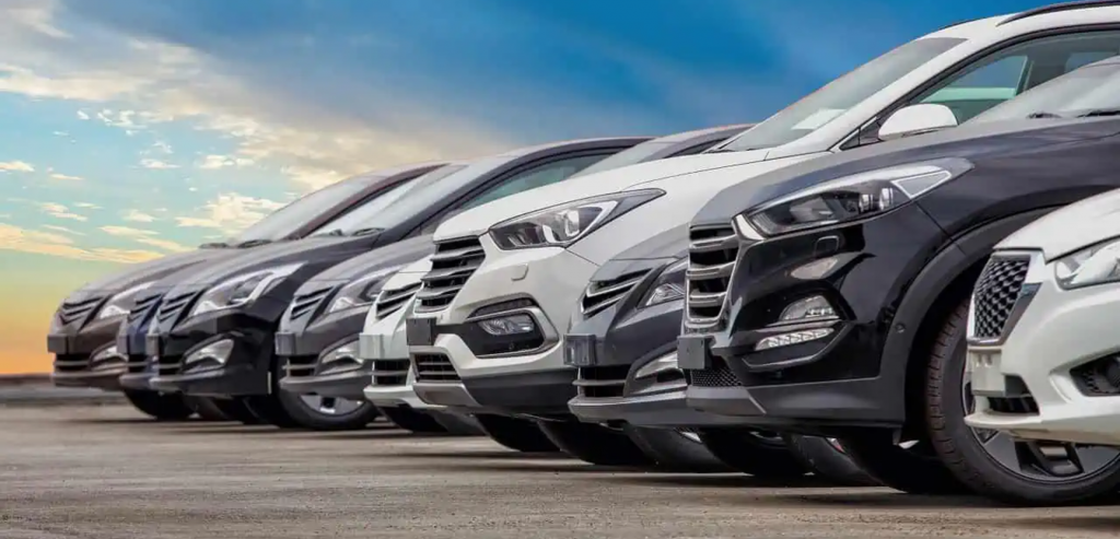 Fileira de carros de várias cores