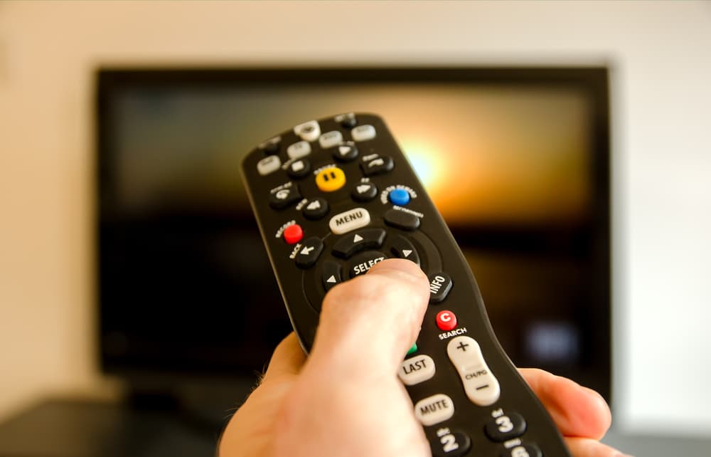 controle remoto e televisão