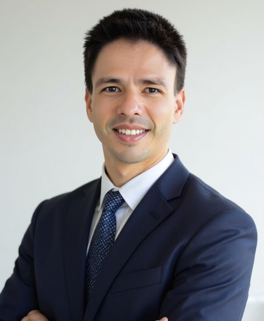 Rodrigo Nogueira sorrindo e de perfil
