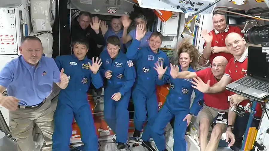 Astronautas se reúnem na chegada da tripulação da Crew-10
