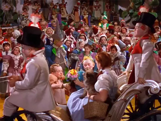 cena de o magico de oz com diversos anões