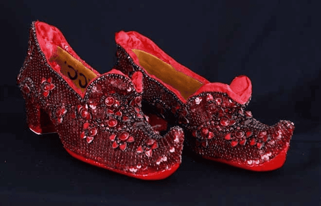 sapatos vermelhos cravados de pedras vermelhas