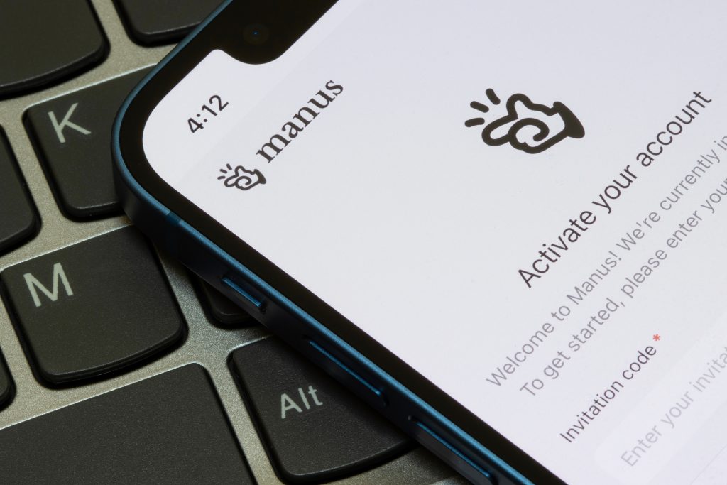 Site do Manus em um smartphone