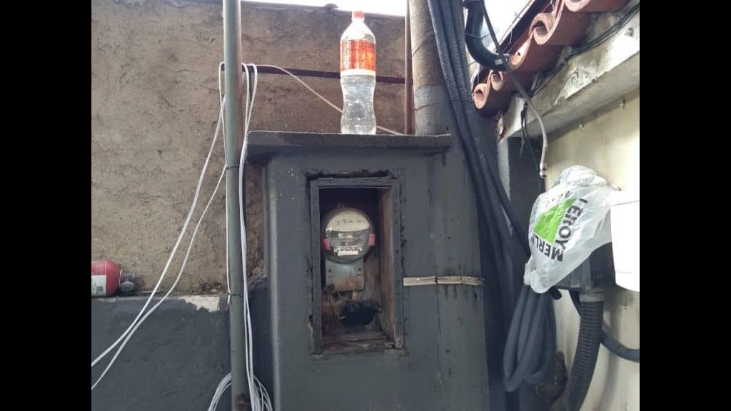 Garrafa em cima de um medidor de luz