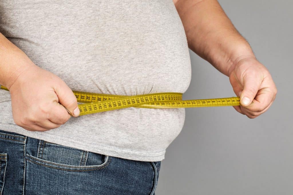 Pessoa medindo circunferência da barriga
