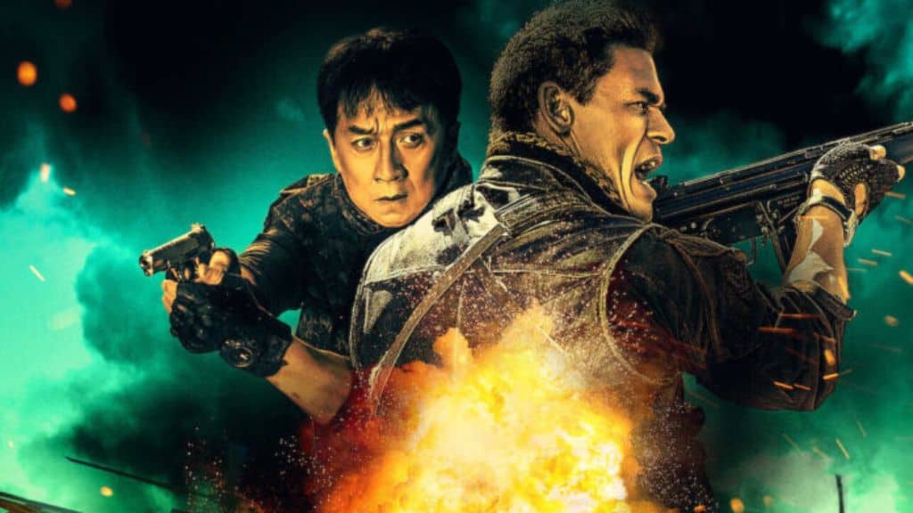 Dois homens armados, de costas um para o outro, em meio a explosões e fumaça com iluminação verde ao fundo